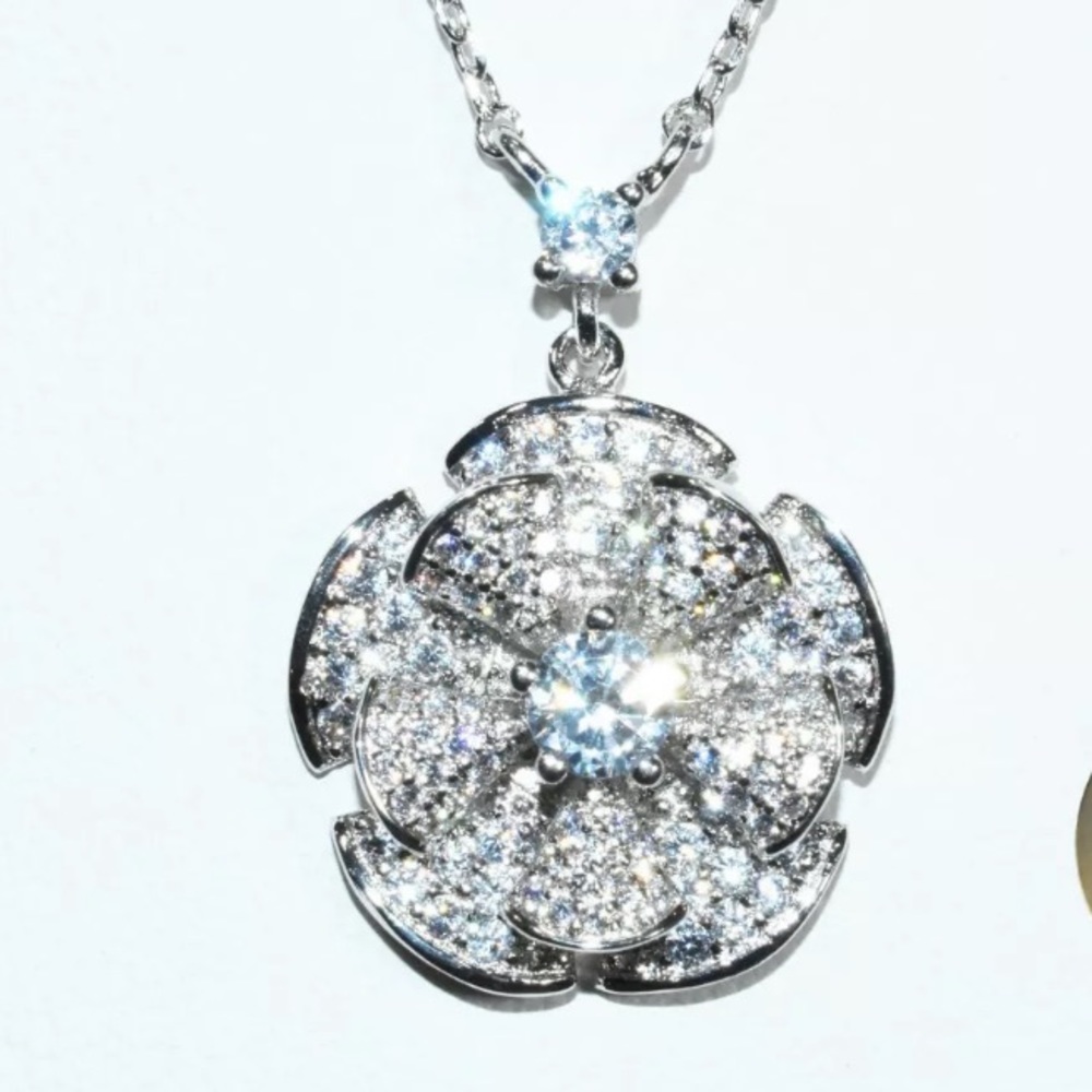 Michael Kors SILVER 20'' FLOWER Pendant Necklace - Picture 4 of 4